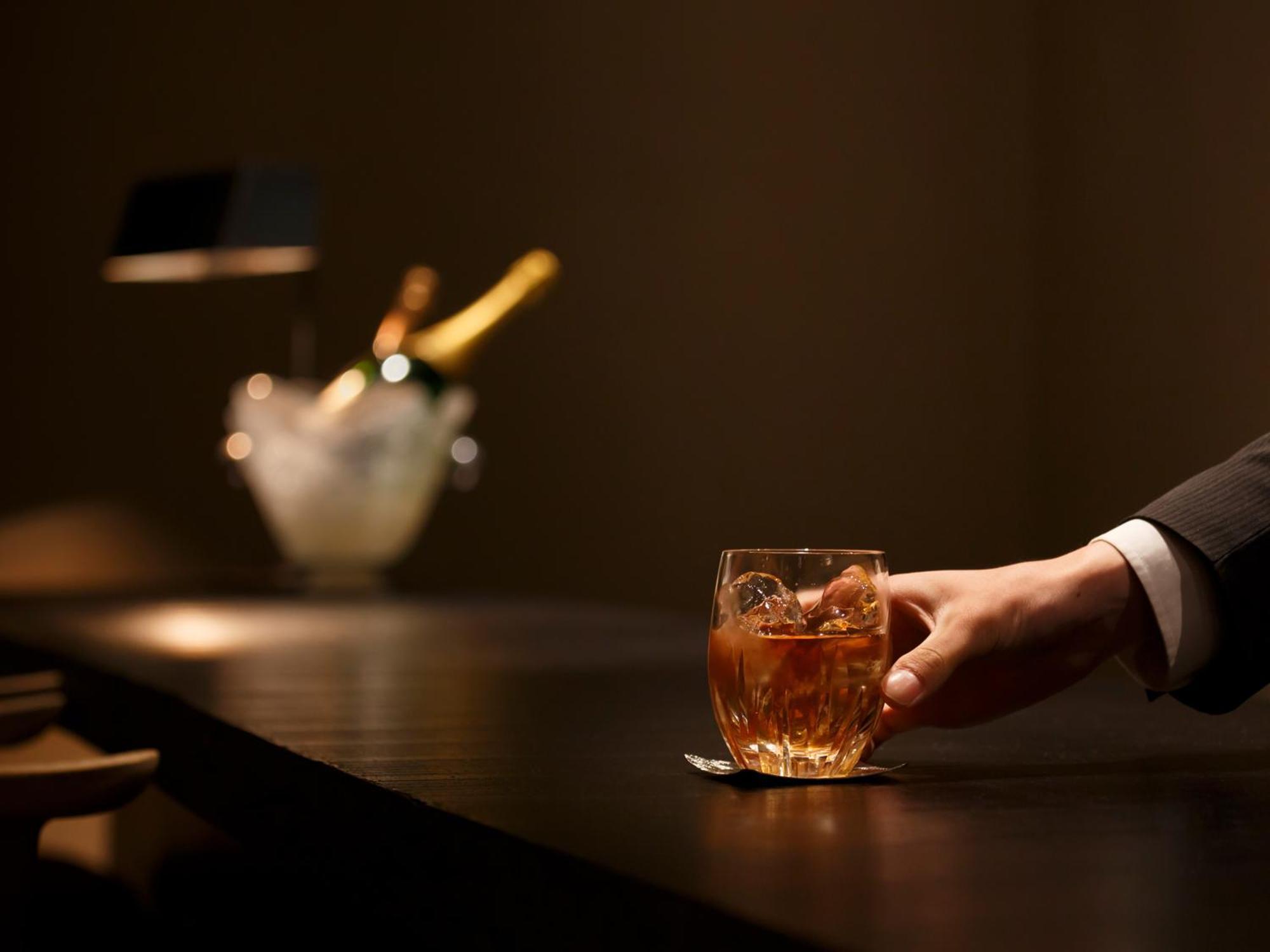 Hotel The Celestine Kyoto Gion Exterior foto A bartender serving a drink